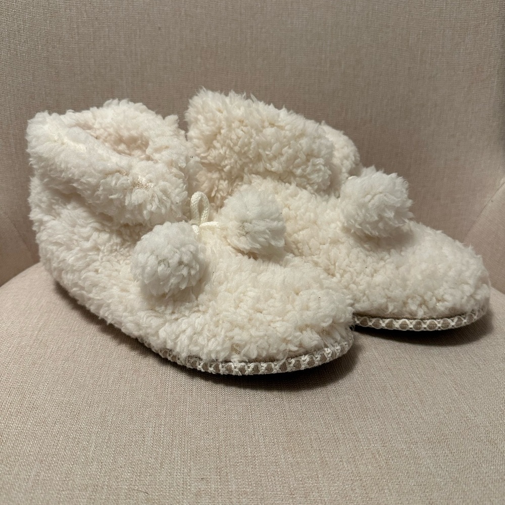 Mgk Luks Slippers Size: 8